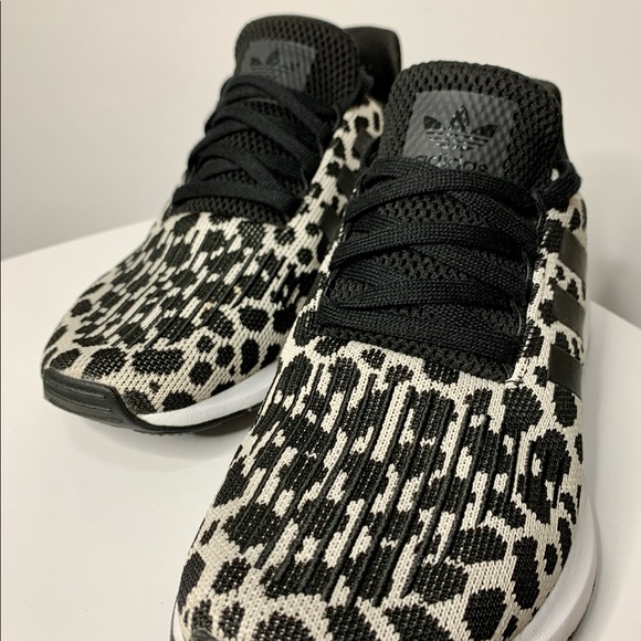 ADIDAS SWIFT RUN Raw White/Core Black/Carbon - Picture 4 of 4